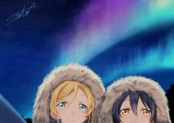 Rule 34 | 2girls, aurora, ayase eli, blonde hair, blue eyes, blue hair, blush, commentary request, couple, fur trim, hair between eyes, hood, hood up, love live!, love live! school idol project, multiple girls, night, night sky, outdoors, sky, smile, sonoda umi, star (sky), starry sky, suito, yellow eyes