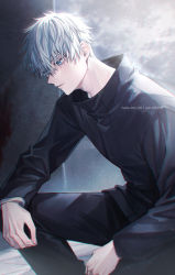 Rule 34 | 1boy, backlighting, black pants, black shirt, blue eyes, chinese commentary, chromatic aberration, closed mouth, commentary request, coyucom, eyebrows hidden by hair, gojou satoru, hair over one eye, hand on own knee, jujutsu kaisen, lips, looking down, male focus, messy hair, pants, pixiv id, shirt, short hair, sitting, solo, white hair