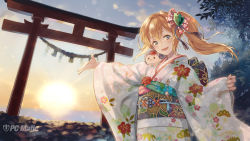 Rule 34 | 1girl, :d, absurdres, blonde hair, bow, green eyes, hair bow, highres, japanese clothes, kimono, long hair, looking at viewer, open mouth, original, outdoors, outstretched arm, sakamoto yuu, sash, side ponytail, smile, solo, sun, torii, tree, watermark, yukata