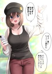 Rule 34 | 1girl, :d, badge, black hat, black tank top, breasts, brown hair, button badge, cabbie hat, cardigan, cellphone, cleavage, cowboy shot, hat, highres, holding, holding phone, ikari manatsu, kamihira mao, large breasts, lens flare, open cardigan, open clothes, open mouth, original, pants, phone, purple eyes, red pants, shaded face, smartphone, smile, solo, tank top, translation request, waving, white cardigan