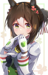 Rule 34 | 1girl, animal ears, brown hair, closed mouth, clover, fine motion (umamusume), gloves, green eyes, green shirt, hair bun, hands up, highres, horse ears, jacket, looking at viewer, meyamu, multicolored hair, open clothes, open jacket, shirt, simple background, smile, solo, two-tone hair, umamusume, upper body, white background, white gloves, white hair, white jacket