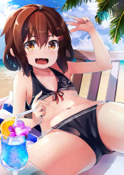 Rule 34 | 1girl, adapted costume, anchor symbol, beach, bikini, black bikini, blue sky, brown eyes, brown hair, chair, cloud, day, drink, fang, flat chest, front-tie top, hair ornament, hairclip, highres, horizon, ikazuchi (kancolle), kantai collection, looking at viewer, lounge chair, navel, ocean, outdoors, short hair, sitting, skin fang, sky, solo, swimsuit, taisho (gumiyuki), v