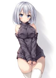 Rule 34 | &gt;:o, 10s, 1girl, :o, aran sweater, bare shoulders, blue eyes, blush, breast press, breasts, cable knit, clothes tug, cowboy shot, curvy, detached sleeves, frown, grey sweater, hair ornament, hair over one eye, hairclip, hamakaze (kancolle), highres, impossible clothes, kantai collection, large breasts, looking at viewer, no panties, open mouth, short hair, silver hair, simple background, solo, sweater, sweater tug, sweater vest, thighhighs, thighs, turtleneck, turtleneck sweater, v-shaped eyebrows, waifu2x, white background, white thighhighs, wide hips, xe (execut3r)