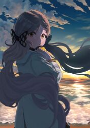 1girl absurdres beach bead_bracelet beads black_ribbon blush bow bracelet cloud commentary dress floating_hair from_behind gradient_sky grey_hair hair_bow hair_ribbon handa_roco headphones headphones_around_neck highres holding holding_headphones idolmaster idolmaster_million_live! idolmaster_million_live!_theater_days iroiro_yaru_hito jewelry long_hair long_sleeves looking_at_viewer looking_back multiple_bracelets ocean open_mouth outdoors parted_bangs polka_dot polka_dot_ribbon ribbon sailor_collar sky solo sunset twintails very_long_hair wavy_hair white_dress white_sailor_collar yellow_eyes