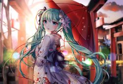 1girl :d black_bow blurry blurry_background blush bow breasts commentary_request depth_of_field female_focus fingernails floral_print green_eyes green_hair hair_between_eyes hair_bow hatsune_miku highres holding holding_umbrella japanese_clothes kimono long_hair obi oil-paper_umbrella open_mouth print_kimono red_umbrella sash small_breasts smile solo torii twintails umbrella very_long_hair vocaloid white_bow white_kimono xes_(xes_5377)