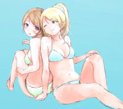 Rule 34 | 10s, 2girls, ayase eli, back-to-back, bad id, bad pixiv id, bikini, blonde hair, blue eyes, blush, brown hair, eye contact, female focus, from behind, hair ornament, koizumi hanayo, long hair, looking at another, looking back, love live!, love live! school idol project, multiple girls, navel, one eye closed, open mouth, ponytail, purple eyes, scrunchie, short hair, simple background, sitting, smile, swimsuit, syou (endemic species), wink