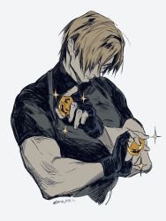 Rule 34 | 1boy, black gloves, black shirt, blonde hair, fingerless gloves, fune (nkjrs12), gloves, grey background, hair over one eye, highres, leon s. kennedy, looking at viewer, male focus, muscular, muscular male, resident evil, resident evil 4, resident evil 4 (remake), shirt, short hair, short sleeves, solo, sparkle, tight clothes, tight shirt, twitter username, upper body