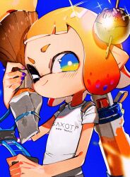 1girl blue_background blue_eyes bright_pupils closed_mouth film_grain flat_chest gradient_eyes green_eyes highres holding holding_weapon hossi ink_tank_(splatoon) inkbrush_(splatoon) inkling inkling_girl inkling_player_character looking_at_viewer multicolored_eyes nintendo one_eye_closed orange_hair pointy_ears protected_link purple_nails shirt short_hair short_sleeves smile solo splatoon_(series) t-shirt takoyaki_hair_ornament tentacle_hair two-tone_eyes upper_body weapon white_pupils white_shirt