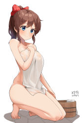 Rule 34 | 1girl, blue eyes, blush, bow, breasts, brown hair, bucket, closed mouth, covering privates, dated, hair bow, highres, idolmaster, idolmaster million live!, idolmaster million live! theater days, kneeling, long hair, looking at viewer, medium breasts, myeolchi, naked towel, nude cover, ponytail, red bow, satake minako, signature, simple background, smile, solo, split mouth, tiptoes, towel, white background