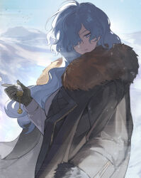 1girl absurdres arm_out_of_sleeve black_gloves blue_eyes brown_coat coat curly_hair day from_side fur-trimmed_coat fur_trim gloves hair_over_one_eye hand_up highres holding long_hair long_sleeves looking_at_viewer mountain one_eye_covered quanx70909457 reverse:1999 shirt sky smile snow solo upper_body white_hair white_shirt white_sky windsong_(reverse:1999)