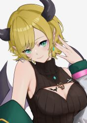 1girl arched_back bare_shoulders black_horns black_sweater black_wings blonde_hair blush breast_tattoo breasts cleavage cleavage_cutout closed_mouth clothing_cutout commentary_request demon_horns demon_wings gradient_background green_eyes head_tilt heart heart_necklace hololive horns jacket jewelry large_breasts long_sleeves looking_at_viewer necklace off_shoulder official_alternate_costume official_alternate_hairstyle open_clothes open_jacket pixie_cut pointy_ears ribbed_sweater ringed_eyes short_hair simple_background sleeveless sleeveless_turtleneck slit_pupils smile solo sweater swept_bangs tattoo teardrop_earrings turtleneck turtleneck_sweater upper_body virtual_youtuber white_jacket winged_heart winged_heart_tattoo wings yonwaru2 yuzuki_choco yuzuki_choco_(streetwear)