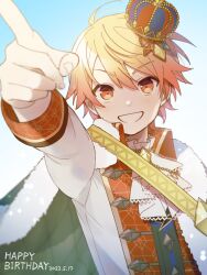 Rule 34 | 1boy, arm up, ascot, blonde hair, buttons, cape, chain, collared jacket, crown, fur-trimmed cape, fur trim, grin, highres, index finger raised, isono skyk, jacket, long sleeves, male focus, pointing, project sekai, smile, solo, tenma tsukasa, upper body, white ascot, white jacket, wonder magical showtime! (project sekai), yellow eyes, yellow gemstone