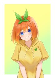 Rule 34 | 1girl, absurdres, blue eyes, bob cut, breasts, clover print, codename696, commentary request, go-toubun no hanayome, gradient background, green background, green ribbon, hair between eyes, hair ribbon, highres, hood, hood down, hoodie, large breasts, looking at viewer, medium hair, nakano yotsuba, orange hair, parted lips, ribbon, short sleeves, smile, solo, upper body, yellow background, yellow hoodie