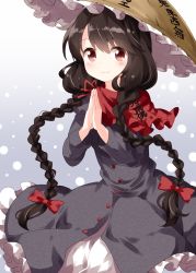 Rule 34 | 1girl, ajirogasa, black hair, bow, braid, brown hat, capelet, commentary request, cowboy shot, dress, gradient background, grey background, grey dress, hair between eyes, hair bow, hands up, hat, highres, long hair, long sleeves, looking at viewer, low twintails, own hands together, palms together, petticoat, red bow, red capelet, red eyes, ruu (tksymkw), smile, snow, solo, touhou, translation request, twin braids, twintails, very long hair, white background, yatadera narumi