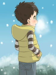 Rule 34 | 1boy, ass, back, blue pants, blush, brown hair, child, eyebrows, eyelashes, flat ass, green eyes, hands in pockets, highres, hood, hood down, jacket, long sleeves, male focus, open mouth, original, outdoors, pants, pockets, sleeveless, sleeveless jacket, snow, snowing, solo, solo focus, spiked hair, tjugemu, yellow jacket, aged down