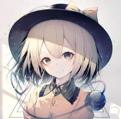 Rule 34 | 1girl, absurdres, black hat, bow, bright pupils, chromatic aberration, closed mouth, green eyes, green hair, grey background, hat, hat bow, head tilt, highres, hito komoru, huge filesize, komeiji koishi, light smile, looking at viewer, medium hair, shirt, solo, third eye, touhou, upper body, wing collar, yellow bow, yellow shirt