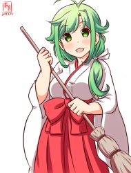 Rule 34 | 1girl, alternate costume, antenna hair, artist logo, broom, commentary request, dated, green eyes, green hair, hair over shoulder, hakama, hakama skirt, holding, holding broom, japanese clothes, kanon (kurogane knights), kantai collection, long hair, long sleeves, looking at viewer, matsu (kancolle), miko, one-hour drawing challenge, open mouth, red hakama, simple background, skirt, smile, solo, white background, wide sleeves