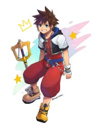 Rule 34 | 1boy, belt buckle, blue eyes, brown hair, buckle, commentary request, fingerless gloves, gloves, jewelry, keyblade, kingdom hearts, kingdom hearts i, kingdom key, looking at viewer, male focus, necklace, short hair, short sleeves, simple background, smile, solo, sora (kingdom hearts), spiked hair, teeth, torakichi (ebitendon), white background, yellow footwear, zipper