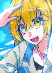 Rule 34 | 1boy, :d, artist name, blonde hair, blue background, blue overalls, bungou stray dogs, commentary request, freckles, hair between eyes, hand up, hat, lens flare, looking at viewer, male focus, miyazawa kenji (bungou stray dogs), open mouth, overalls, partial commentary, rikkaroka 1227, shirt, short hair, smile, solo, straw hat, teeth, twitter username, upper body, upper teeth only, white shirt, yellow eyes
