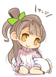 Rule 34 | 1girl, bow, brown hair, chibi, closed mouth, full body, hair bow, long hair, looking at viewer, love live!, love live! school idol project, minami kotori, mota, one side up, simple background, smile, solo, sweater, turtleneck, turtleneck sweater, white background, yellow eyes