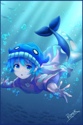Rule 34 | 1boy, artist name, bare legs, barefoot, blue border, blue eyes, blue hair, blue headwear, blurry, border, bubble, cetacean tail, collarbone, commentary, depth of field, fins, fish, fish tail, kujira-chan (hina misora), light rays, looking at viewer, male focus, outstretched hand, pink shirt, reaching, reaching towards viewer, school of fish, shirt, short hair, signature, solo, spanish commentary, sunbeam, sunlight, swimming, tail, themeanderingartist, trap, underwater, virtual youtuber, wactor production, whale, whale hat