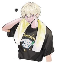 Rule 34 | 1boy, arm up, black shirt, blonde hair, character name, character print, cinnamoroll, commentary, cropped torso, english commentary, expressionless, eyelashes, hair between eyes, highres, looking at viewer, male focus, mole, mole on neck, nijisanji, nijisanji en, parted lips, pearl (pe4rrrrrl), print shirt, purple eyes, sanrio, shirt, short hair, short sleeves, simple background, solo, sonny brisko, spring onion, squiggle, star (symbol), t-shirt, towel, towel around neck, upper body, virtual youtuber, wet, wet hair, white background