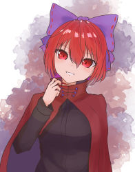 1girl absurdres black_shirt blue_background bow cloak cloak_pull crossed_bangs grin hair_bow highres long_sleeves looking_at_viewer purple_bow red_background red_eyes red_hair scar sekibanki shirt short_hair simple_background smile solo touhou upper_body yanagi_(isiryu230)