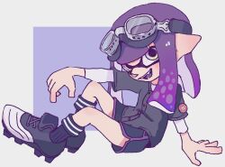 Rule 34 | 1girl, anna gomesi, black shorts, blue socks, border, cleats, commentary request, dolphin shorts, full body, goggles, goggles on head, highres, inkling, inkling girl, inkling player character, long hair, looking at viewer, nintendo, open mouth, outside border, pointy ears, purple background, purple trim, shorts, simple background, sitting, smile, socks, solo, splatoon (series), teeth, tentacle hair, white border