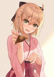 Rule 34 | 1girl, ahoge, black bow, blonde hair, blush, bow, commentary request, embarrassed, fate/grand order, fate (series), feeding, food, green eyes, hair between eyes, hair bow, hakama, hakama skirt, half updo, head tilt, japanese clothes, kimono, long sleeves, looking at viewer, matsuba moco, okita souji (fate), okita souji (koha-ace), open mouth, pink hakama, pink kimono, short hair, sidelocks, skirt, solo, standing, upper body, wagashi, wavy mouth, wide sleeves