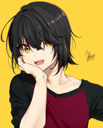 Rule 34 | 1boy, androgynous, black hair, dated, hair between eyes, hair over one eye, head rest, looking at viewer, male focus, mashiro meme, nijisanji, open mouth, signature, simple background, sleeves pushed up, smile, solo, tarachine, virtual youtuber, yellow background, yellow eyes