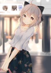 Rule 34 | 1girl, absurdres, ahoge, alternate costume, black bow, black skirt, blouse, blurry, blurry background, blush, bow, breasts, brown eyes, closed mouth, collarbone, commentary request, day, depth of field, fate/grand order, fate (series), floral print, hair between eyes, hair bow, highres, holding, koha-ace, light brown hair, okita souji (fate), okita souji (koha-ace), outdoors, print skirt, rose print, shirt, short sleeves, skirt, small breasts, smile, solo, uzuki tsukuyo, v arms, white shirt
