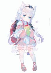 Rule 34 | 1girl, absurdres, backpack, bag, beads, blue eyes, capelet, child, crepe, dragon girl, dragon horns, dress, expressionless, food, fruit, full body, hair beads, hair ornament, hairband, highres, horns, kanna kamui, kobayashi-san chi no maidragon, light purple hair, long hair, low twintails, pink dress, randoseru, red footwear, ribbon, shoes, short dress, simple background, solo, strawberry, tail, thighhighs, twintails, umemaro (siona0908), white background, white capelet, white thighhighs