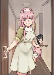 Rule 34 | 3girls, alternate universe, black hair, blue eyes, child, closed mouth, darling in the franxx, dress, family, headband, highres, horns, indoors, long hair, looking at viewer, multiple girls, opening door, pink hair, short hair, smile, spoon, todding, zero two (darling in the franxx)