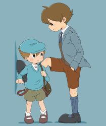 Rule 34 | 2boys, bag, black eyes, black footwear, blue background, blue headwear, blue jacket, blue necktie, blue socks, blue sweater, blush, brown bag, brown footwear, brown hair, brown shorts, brown vest, bullying, cabbie hat, closed mouth, collared shirt, commentary request, frown, full body, future luke, green shorts, hand in pocket, hat, height difference, highres, jacket, kiwami (kiwamimuneko), leg up, long sleeves, looking at another, luke triton, male focus, multiple boys, necktie, professor layton, professor layton and the unwound future, shirt, shoes, short hair, shorts, shoulder bag, smile, socks, standing, suspenders hanging, sweater, vest, white shirt, white socks