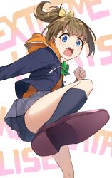 Rule 34 | 1girl, ass, black socks, blazer, blue eyes, blue jacket, bow, brown footwear, brown hair, character name, copyright name, diagonal-striped bow, extreme hearts, green bow, grey skirt, hair bow, highres, hood, hood down, hoodie, jacket, kneehighs, kohinata lise, looking at viewer, open clothes, open jacket, open mouth, orange hoodie, pleated skirt, ponytail, school uniform, shoe soles, simple background, skirt, socks, solo, somechime (sometime1209), standing, standing on one leg, teeth, text background, upper teeth only, v-shaped eyebrows, white background, yellow bow