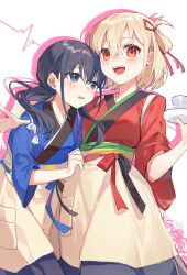 Rule 34 | 2girls, black hair, blonde hair, blue eyes, blue kimono, bow, breasts, eyelashes, fringe trim, grey bow, hair between eyes, hair ribbon, hand on another&#039;s shoulder, high-waist skirt, highres, holding, holding clothes, holding skirt, holding tray, hug, inoue takina, japanese clothes, kimono, long hair, long sleeves, looking at another, looking at viewer, low twintails, lycoris recoil, medium hair, multiple girls, nishikigi chisato, one side up, open mouth, red eyes, red kimono, red ribbon, ribbon, shadow, sidelocks, simple background, skirt, small breasts, smile, standing, teeth, tray, twintails, upper teeth only, white background, wide sleeves, yellow skirt, yunweishukuang