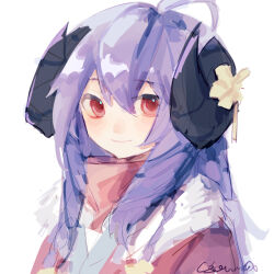 Rule 34 | 1girl, ahoge, blue hair, closed mouth, flower, fur-trimmed kimono, fur trim, hair between eyes, horn flower, horns, japanese clothes, kimono, kindred (league of legends), lamb (league of legends), league of legends, no mask, red eyes, signature, simple background, smile, spirit blossom kindred, upper body, white background, yellow flower, ying zui yu weiba de shengzhang