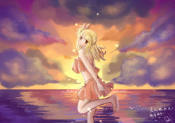 Rule 34 | 1girl, absurdres, barefoot, blonde hair, brown eyes, fairy tail, hair ribbon, highres, long hair, looking at viewer, looking back, lucy heartfilia, midriff, ocean, outdoors, pleated skirt, ribbon, signature, skirt, smile, so tsubasa, solo
