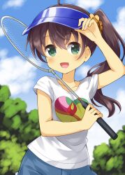 1girl :d arm_up blue_sky blush brown_hair cloud collarbone commentary_request green_eyes hand_on_headwear highres holding_tennis_racket long_hair looking_at_viewer niizato_aoi non_non_biyori open_mouth outdoors print_shirt ruu_(tksymkw) shirt short_sleeves side_ponytail sky smile solo t-shirt upper_body visor_cap white_shirt