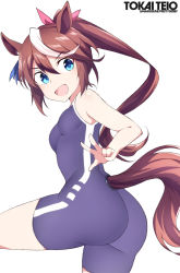 Rule 34 | 1girl, animal ears, ass, bare arms, bare shoulders, black one-piece swimsuit, blue eyes, brown hair, character name, clothing cutout, hair between eyes, horse ears, horse girl, horse tail, long hair, multicolored hair, one-piece swimsuit, open mouth, ponytail, shigino sohuzi, simple background, smile, solo, swimsuit, tail, tail through clothes, tokai teio (umamusume), two-tone hair, umamusume, v, white background, white hair