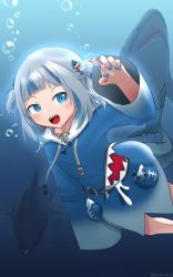 Rule 34 | 1girl, blue eyes, blue hair, blue nails, bubble, claw pose, fukami ushio, gawr gura, gawr gura (1st costume), highres, hololive, hololive english, hood, hoodie, looking to the side, multicolored hair, nail polish, open mouth, shark, sharp teeth, silver hair, solo, streaked hair, swimming, teeth, two side up, underwater, virtual youtuber