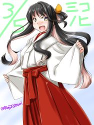 Rule 34 | 1girl, alternate costume, black hair, commentary request, cowboy shot, fang, hair ribbon, hakama, hakama skirt, japanese clothes, kantai collection, long hair, looking at viewer, miko, multicolored hair, naganami (kancolle), one-hour drawing challenge, open mouth, pink hair, red hakama, ribbon, skirt, smile, solo, tatsumi ray, twitter username, two-tone hair, wavy hair, white background, yellow ribbon
