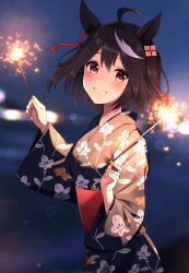 Rule 34 | 1girl, ahoge, alternate costume, animal ears, black hair, blurry, blurry background, blush, breasts, commentary request, grin, hair ornament, highres, holding, horse ears, horse girl, japanese clothes, kimono, kitasan black (umamusume), looking at viewer, medium breasts, night, red eyes, simple background, smile, solo, umamusume, yukata, zeatto