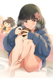 Rule 34 | bare legs, barefoot, blunt bangs, blush, character request, cup, green hair, grey hoodie, highres, holding, holding cup, hood, hoodie, idolmaster, idolmaster cinderella girls, knees up, long sleeves, looking at viewer, niwa hitomi, pink shorts, sanpo (sanpo 1027), shorts, smile, soles, steam, toes