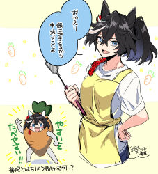 Rule 34 | 1girl, absurdres, animal ears, apron, black hair, blue eyes, blush, carrot, chibi, commentary request, hair between eyes, hair ornament, hands on own hips, highres, holding, holding spatula, horse ears, horse girl, horse tail, katsuragi ace (umamusume), medium hair, multicolored hair, multiple views, open mouth, oshiri no1, ponytail, shirt, short sleeves, simple background, smile, spatula, speech bubble, streaked hair, tail, tassel, tassel hair ornament, translation request, umamusume, upper body, white hair, white shirt, yellow apron
