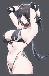 1girl armpits bare_shoulders bikini black_bikini black_gloves black_hair breasts colored_inner_hair earrings eyeliner female_rover_(wuthering_waves) gloves grey_background hair_ornament hairclip highres jewelry large_breasts long_hair looking_at_viewer lysh makeup multicolored_hair navel rover_(wuthering_waves) solo stomach swimsuit tongue two-tone_hair wuthering_waves yellow_eyes