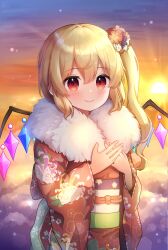 Rule 34 | 1girl, alternate costume, blonde hair, cloud, crystal, fang, fang out, flandre scarlet, floral print, fur-trimmed kimono, fur collar, fur trim, hair ornament, highres, japanese clothes, kimono, looking at viewer, nene man, no headwear, obi, one side up, print kimono, red eyes, red kimono, sash, sky, smile, solo, sunset, touhou, wings