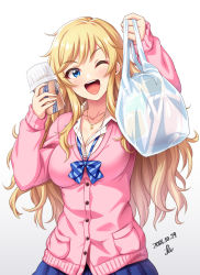 Rule 34 | 1girl, ;d, arms up, bag, blonde hair, blue bow, blue bowtie, blue skirt, blush, bow, bowtie, breasts, buttons, cardigan, cleavage, collar, collared shirt, cup, dated, disposable cup, gradient background, head tilt, highres, holding, holding bag, holding cup, idolmaster, idolmaster cinderella girls, lipstick, long hair, long sleeves, looking at viewer, loose bowtie, makeup, medium breasts, ohtsuki yui, one eye closed, open mouth, pink cardigan, pink lips, pleated skirt, round teeth, shirt, shopping bag, signature, skirt, smile, solo, teeth, upper teeth only, white background, white shirt, yoohi