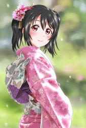 Rule 34 | 10s, 1girl, black hair, blurry, blurry background, blush, closed mouth, floral print, from behind, furisode, japanese clothes, keisuke (0320030103200301), kimono, lips, long sleeves, looking at viewer, looking back, love live!, love live! school idol festival, love live! school idol project, new year, outdoors, red eyes, sash, short hair, smile, snowing, solo, standing, twintails, upper body, yazawa nico