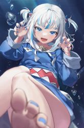 Rule 34 | 1girl, :d, absurdres, barefoot, blue eyes, blue hair, blue nails, fingernails, gawr gura, gawr gura (1st costume), highres, hololive, hololive english, long hair, looking at viewer, multicolored hair, nail polish, open mouth, sharp teeth, short hair, smile, teeth, toenail polish, toenails, toes, two-tone hair, two side up, virtual youtuber, white hair, yo owl